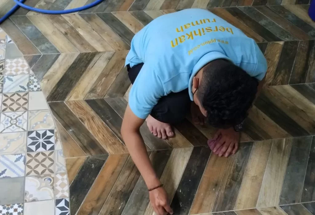 menjaga kilau lantai keramik