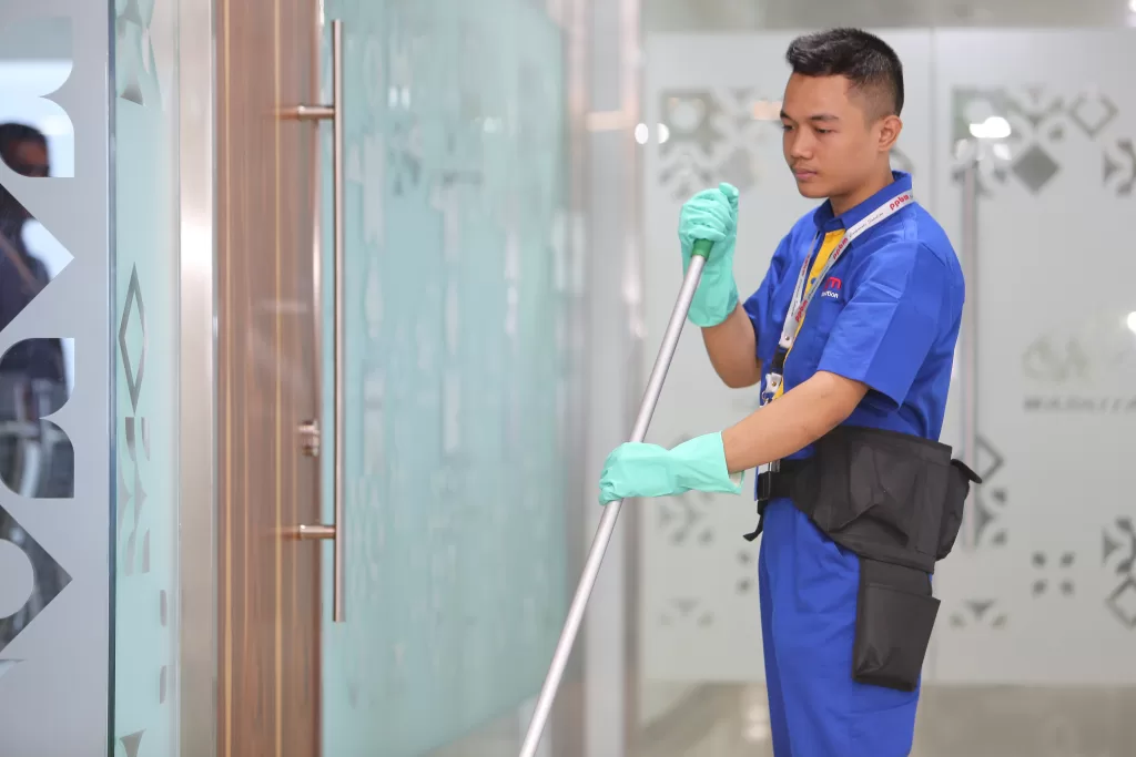 petugas jasa bersihkan rumah